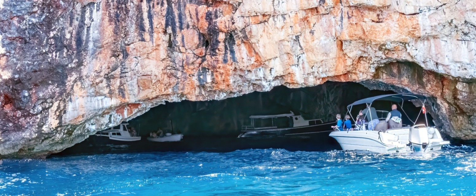 Plava špilja je biser Boke: Privlači brojne turiste tirkiznim morem i netaknutom prirodom VIDEO