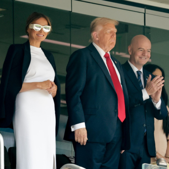 Skupocene naočare Melanije Tramp ostavile u senci i najvažniju sporednu stvar na svetu FOTO