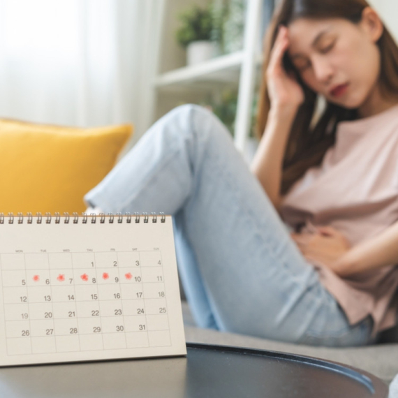 Žene sve češće uzimaju pilule za odlaganje menstruacije: Koliko je to bezbedno i kakve su posledice? VIDEO