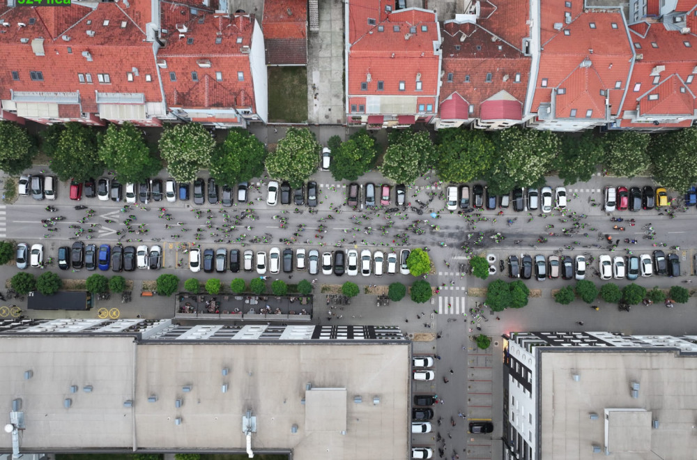 Novo nasilje: Njih 324 opkolilo ulaz gde živi gradonačelnik Novog Sada sa dve ćerkice FOTO