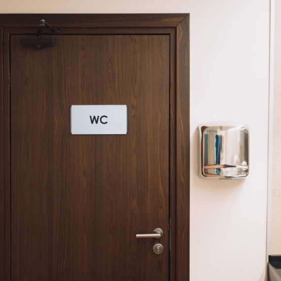 U kafićima počeli da naplaćuju odlazak u WC, cena je paprena: "Radije ću hodati upišan"