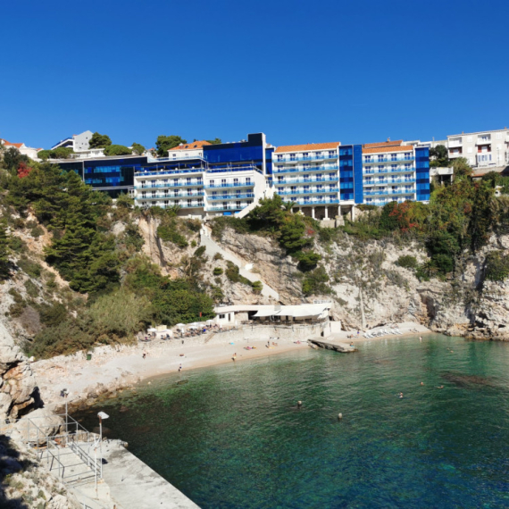 Omiljena plaža mnogih turista zatvorena zbog odrona: "Ako čuješ tutanj, skači u more"