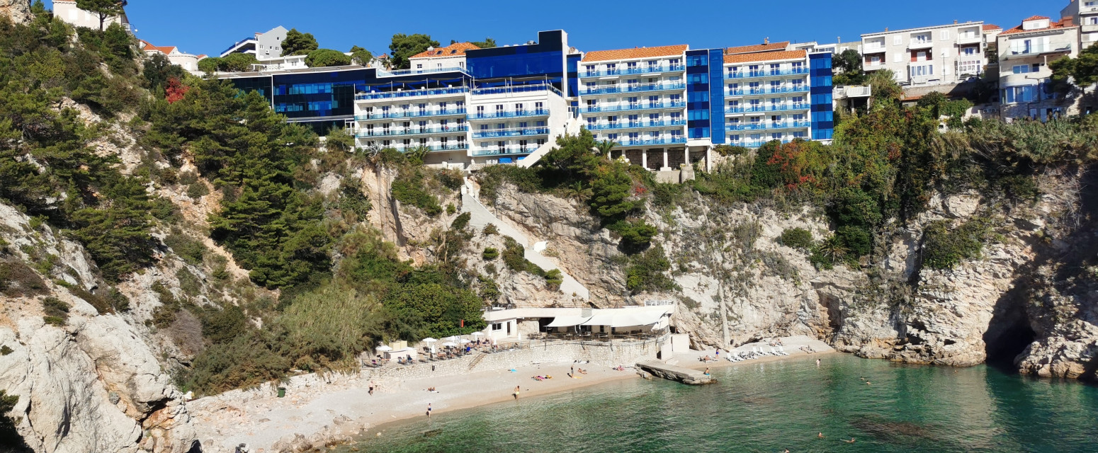 Omiljena plaža mnogih turista zatvorena zbog odrona: "Ako čuješ tutanj, skači u more"