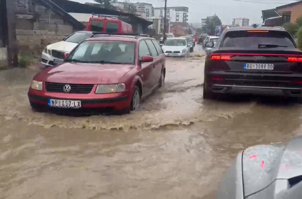 Potop na ulicama grada: Izlila se voda na puteve i trotoare FOTO/VIDEO
