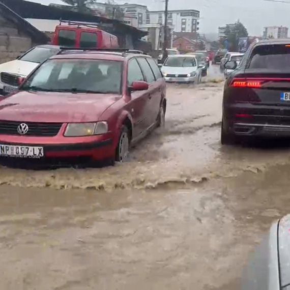 Potop na ulicama grada: Izlila se voda na puteve i trotoare FOTO/VIDEO