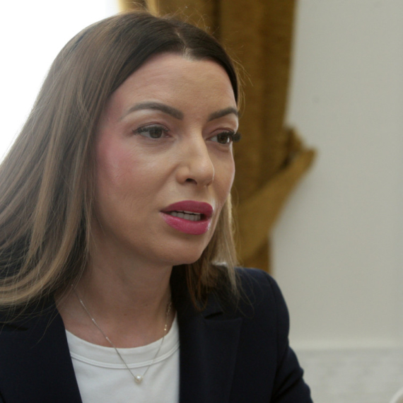 Mesarovićeva sa rukovodstvom fabrike Brose u Pančevu o planovima za otvaranje novih pogona