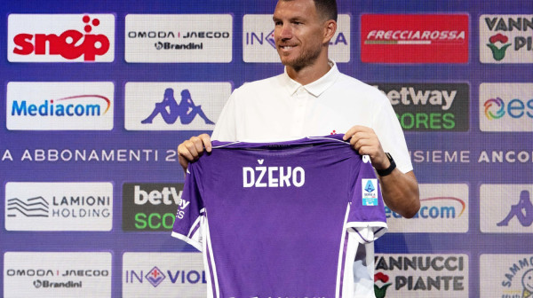 Detalj sa promocije koji dosad nismo viđali u fudbalu FOTO