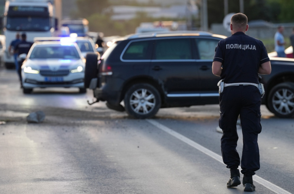 Nesvakidašnja nezgoda: Spali luksuzni automobili sa auto-prikolice FOTO