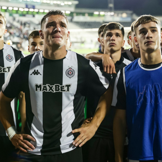 Partizan ispao!; Nastao haos: sevale uvrede i crveni; "Ti koji skandiraju i pričaju..."
