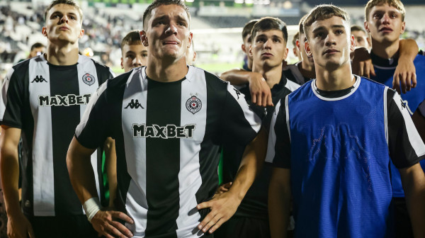 Partizan ispao!; Nastao haos: sevale uvrede i crveni; "Ti koji skandiraju i pričaju..."