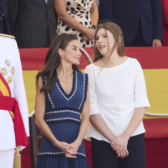 Jedna od najlepših kraljica opet mami poglede – a samo je obukla letnju haljinu FOTO