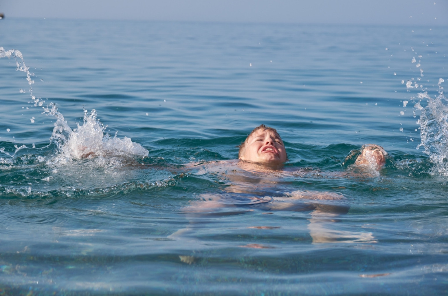 Otac bacio sedmogodišnjeg sina sa litice u jezero VIDEO