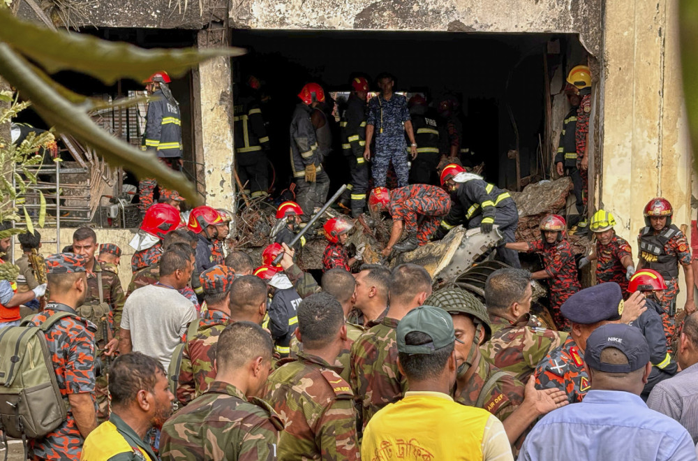 Srušio se vojni avion; Pao na školski kampus; Broje se mrtvi FOTO/VIDEO