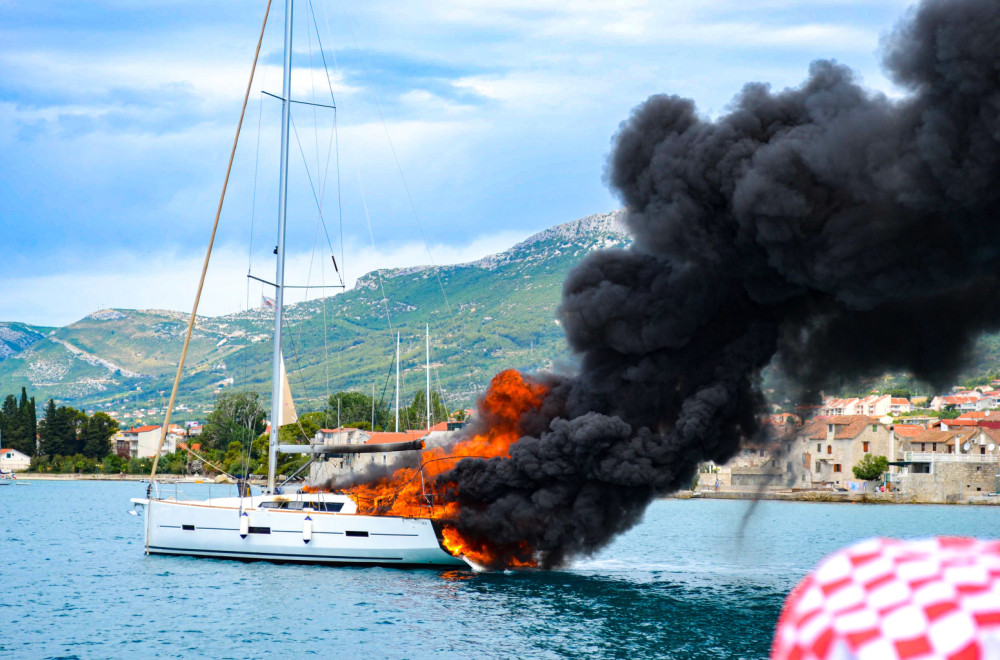 Zapalio se turistički brod na Jadranu – ima povređenih FOTO