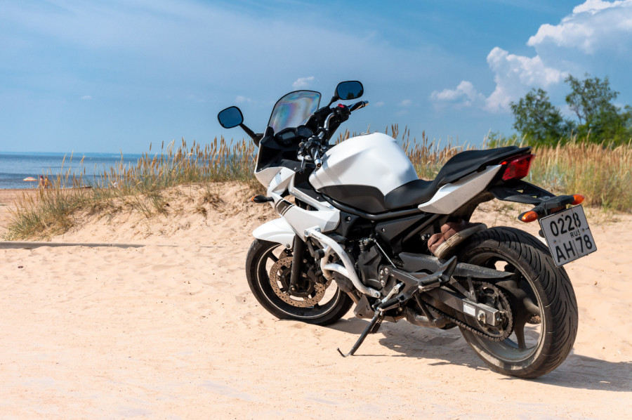 Zašto se trese upravljač na motociklu kada se puste ruke?