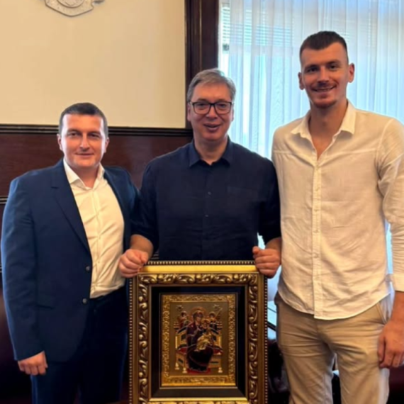 Vučić sa Simanićem i Motikom: "Koliko sam nizak, najbolje se vidi kad stanem uz Borišu" FOTO