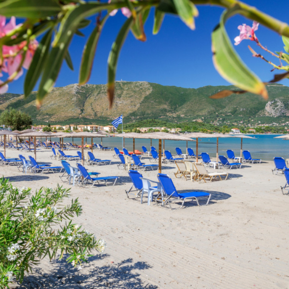 Turisti iz Srbije razočarani letovanjem na poznatom grčkom ostrvu: "Ne zna se koja je gora plaža" FOTO
