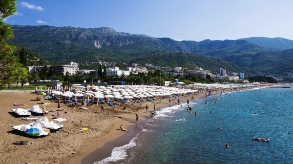 Oprez na plaži u Budvi: Turistima nestajale torbe, policija uhapsila osumnjičenog