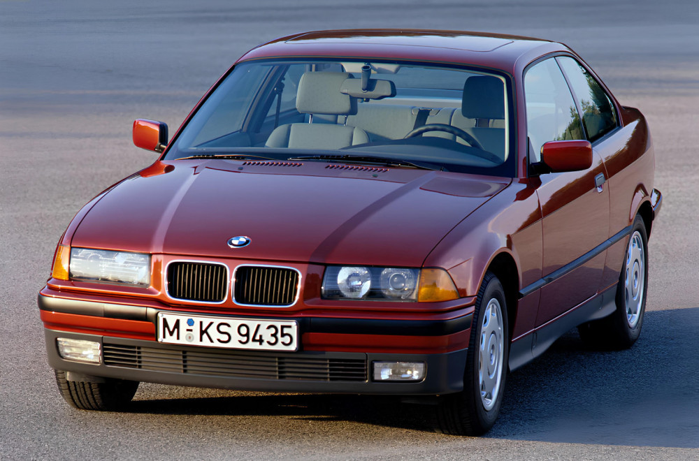 Zaustavili BMW bez haube, a kad su pogledali unutra – nisu mogli da veruju šta vide FOTO