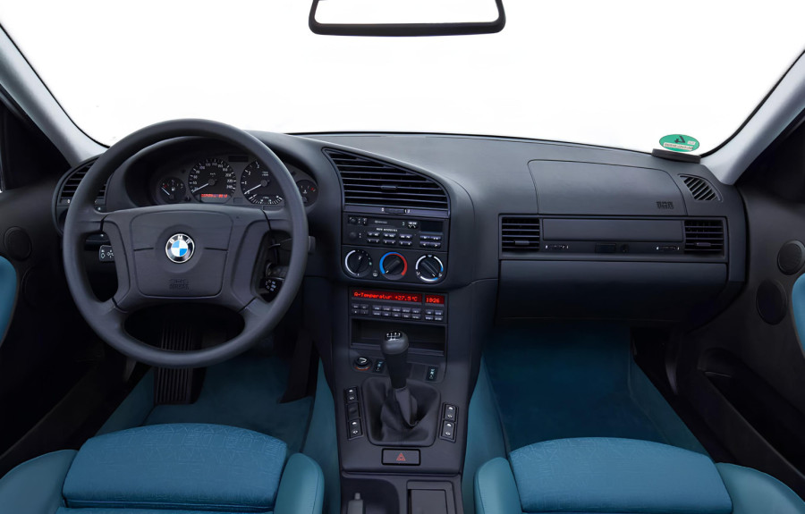 Zaustavili BMW bez haube, a kad su pogledali unutra – nisu mogli da veruju šta vide FOTO