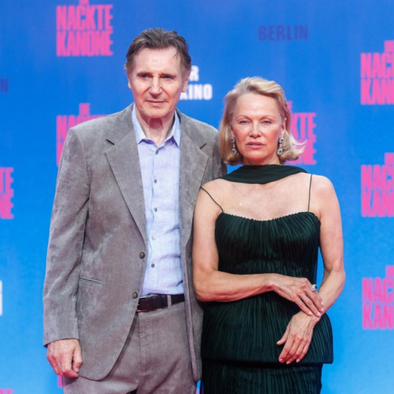 Osvojila je njega, ali i crveni tepih: Najmoderniji manikir sezone nosi Pamela Anderson FOTO