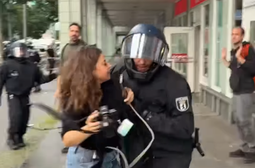 Kako izgleda sloboda medija u Nemačkoj: Policajac tokom protesta nasrnuo na novinarku VIDEO