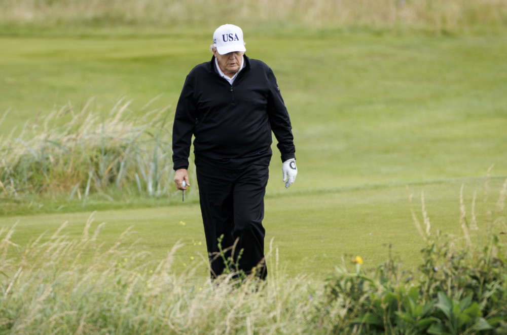 Tramp igra golf, a za to vreme protest; Na stotine okupljenih širom Škotske FOTO/VIDEO
