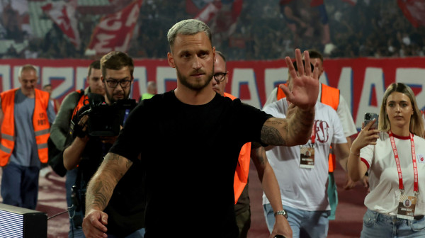 "Zvezda je emocija" – navijači Zvezde razvili Sinišinu osmicu i pozdravili Arnautovića