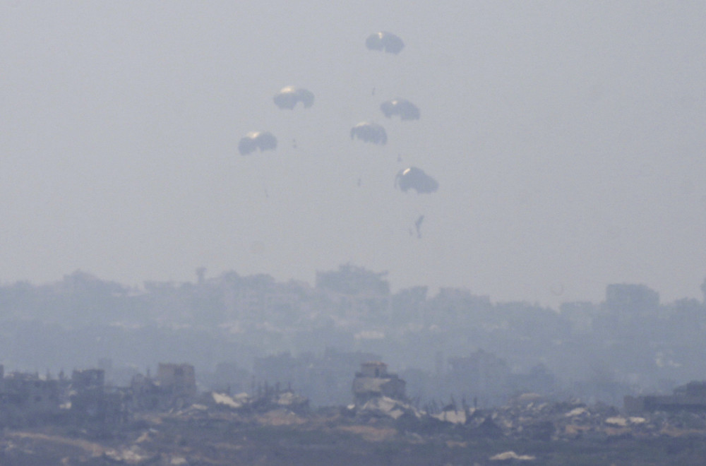 Gaza dobila pomoć iz vazduha: 25 tona paketa spušteno padobranima FOTO/VIDEO