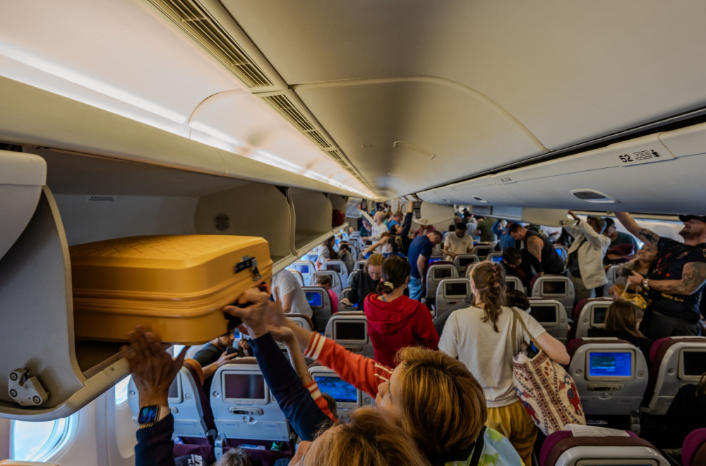 A passenger on the plane screamed that he had a bomb and shouted Allahu Akbar; He was overcome by a Serb