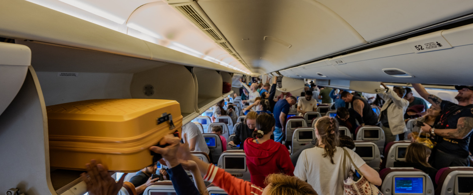 Sela između dva muškarca u avionu, pa podelila fotografiju; Žene pobesnele zbog nje FOTO