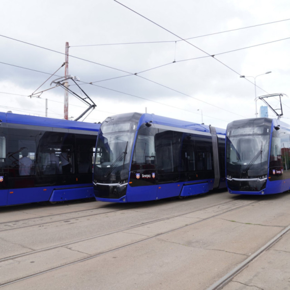 Autobus se otkačio tokom šlepanja i udario u tramvaj: Nema povređenih