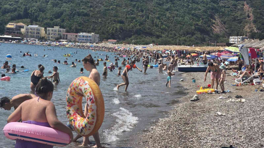 Ovo je najjeftinije mesto u Crnoj Gori: Komplet ležaljki 12, parče pice i kafa samo dva evra