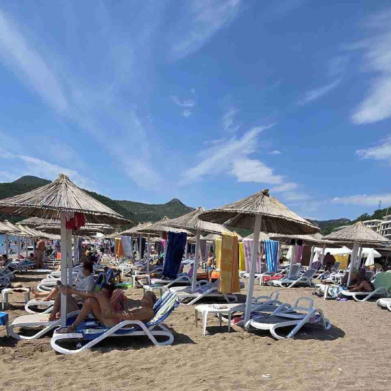 Ovo je najjeftinije mesto u Crnoj Gori: Komplet ležaljki 12, parče pice i kafa samo dva evra