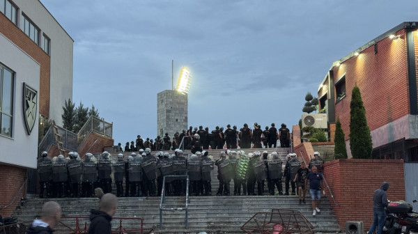 Tuča ispred "Marakane" – odjekivali topovski udari, ima povređenih! FOTO/VIDEO