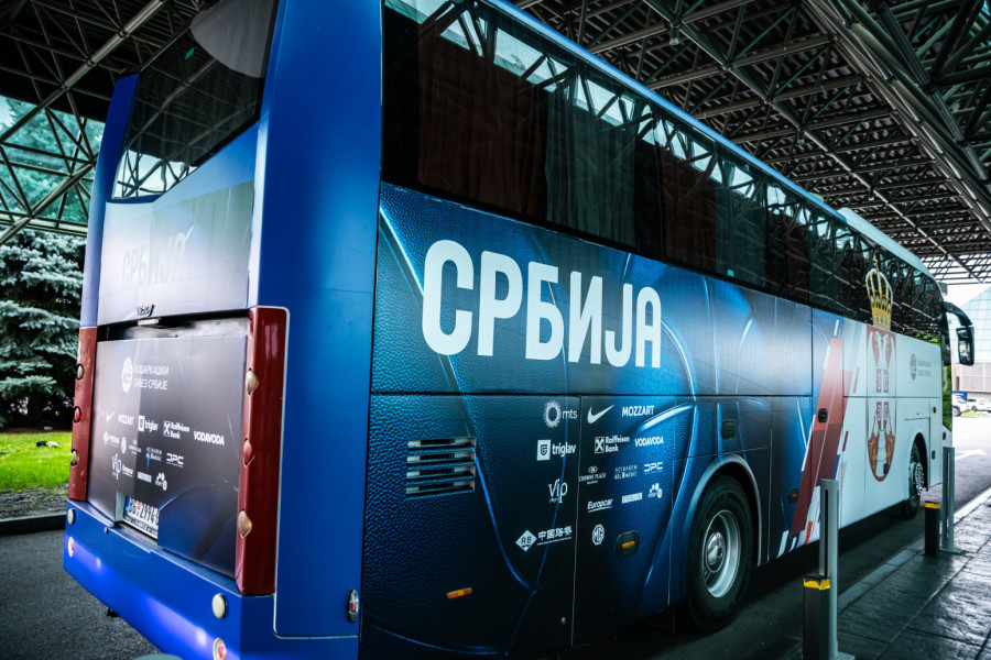 Košarkaši Srbije dobili autobus FOTO