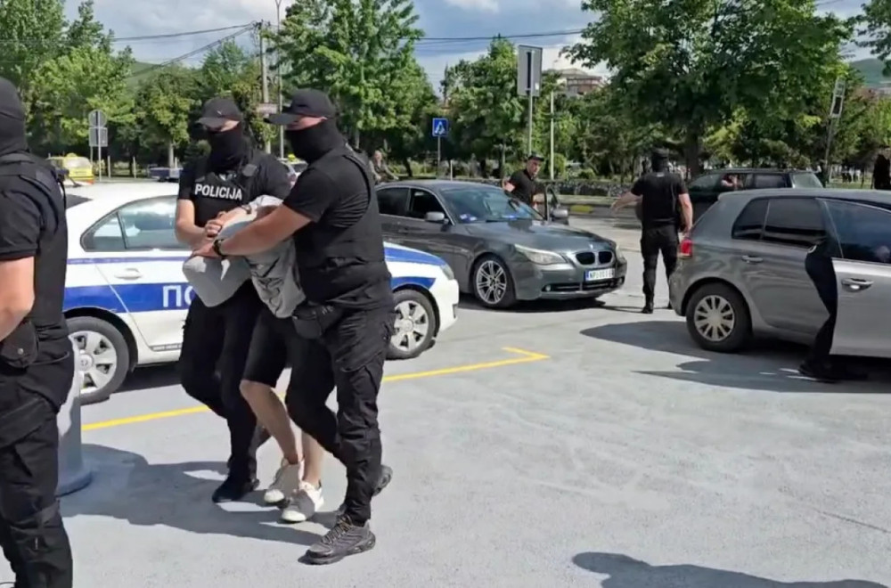 Krvavi obračun u Lazarevcu: Nožem ubo muškarca u stomak, uhapšena dvojica osumnjičenih