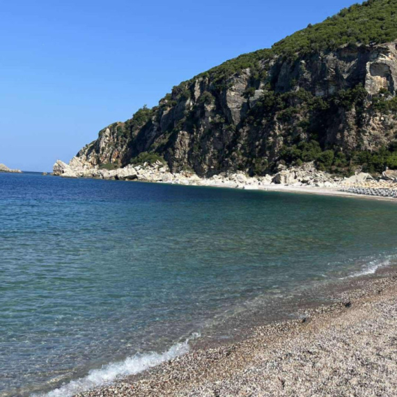 Jedna od najlepših plaža na Crnogorskom primorju: Utisnuta između mora i stena FOTO