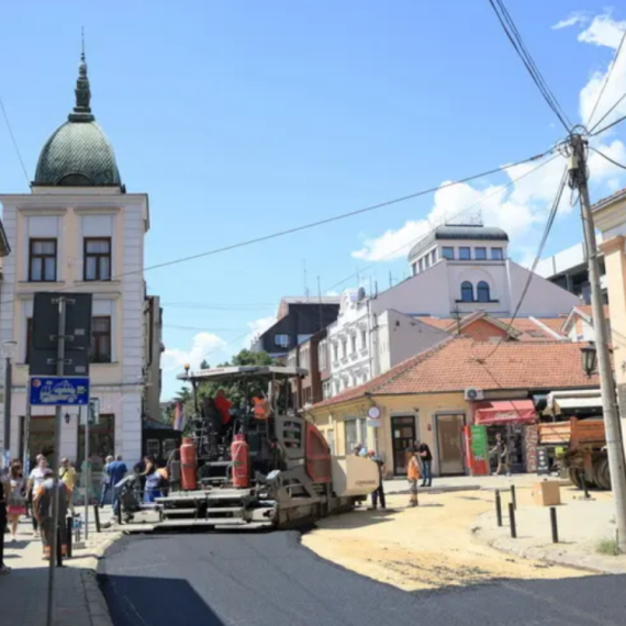 Privode se kraju radovi: Asfaltiraju se ulice u centru grada FOTO