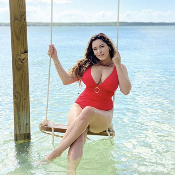 Smršala 12 kg, pa navukla bikini: Sad ponosno pokazuje raskošne obline FOTO