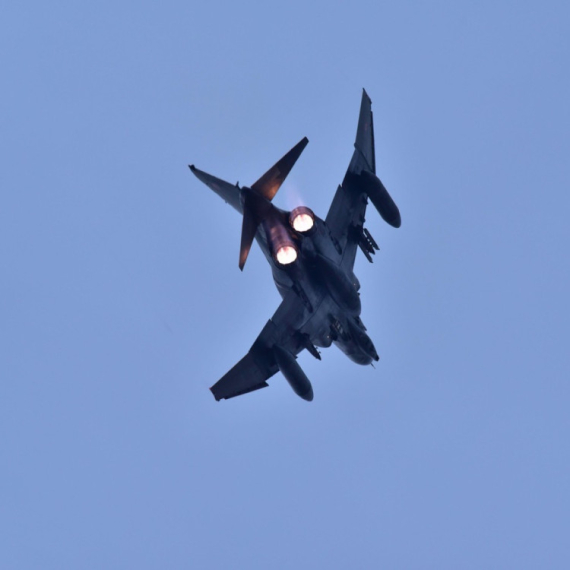 Srušio se avion u Francuskoj: Piloti teško povređeni, istraga u toku