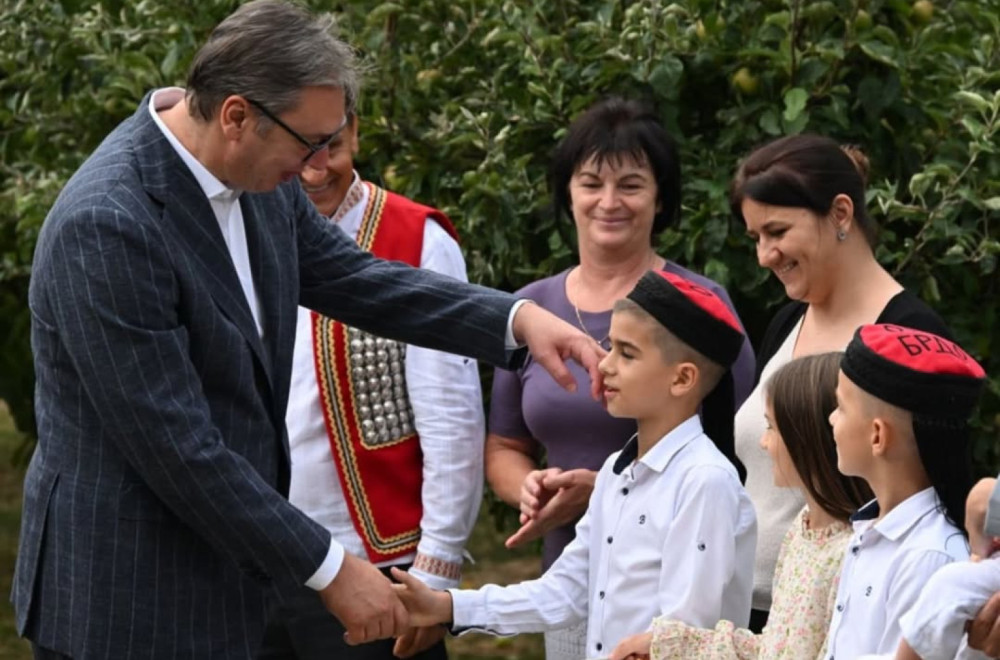 Vučić visited Radan family in Banstol, which was expelled from the village near Knin during the "Storm" VIDEO