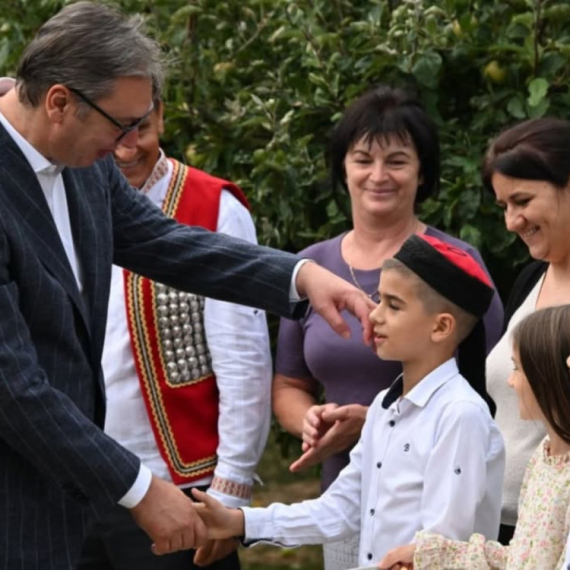Vučić visited Radan family in Banstol, which was expelled from the village near Knin during the "Storm" VIDEO