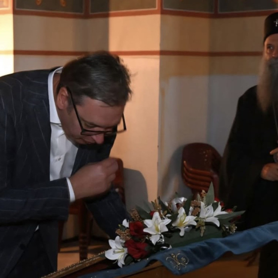 Vučić obišao crkvu Blage Marije u Banstolu: Nećemo prestati da pamtimo i da se molimo FOTO