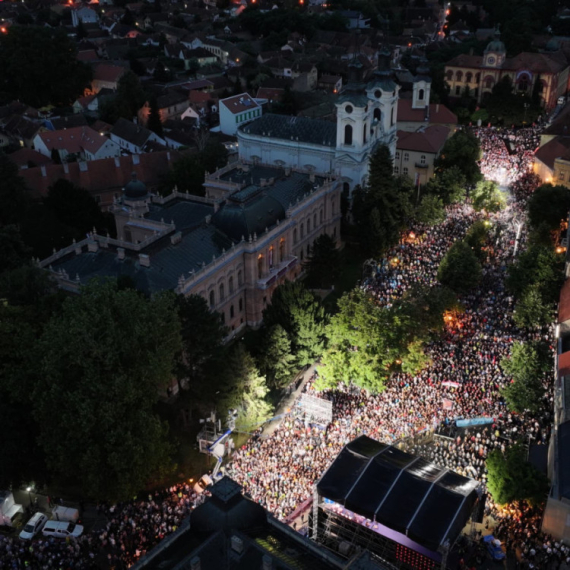 More than 30,000 people in the rain in Sremski Karlovci PHOTO