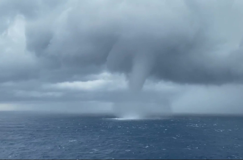 Zastrašujući snimci: Izronila morska "neman"; Tornado nosi sve pred sobom, turisti beže u panici VIDEO