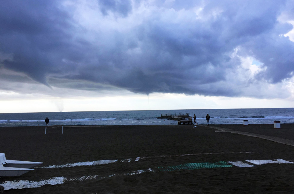 Tornado nosio sve pred sobom: Nevreme skidalo krovove; Ljudi bez struje FOTO