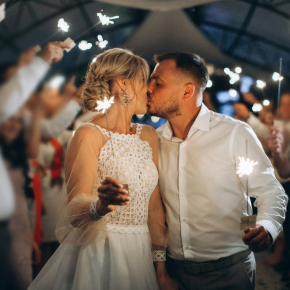 Par prodaje ulaznice za svoje venčanje: "Ko bi normalan zvao strance, ali onda smo shvatili..."
