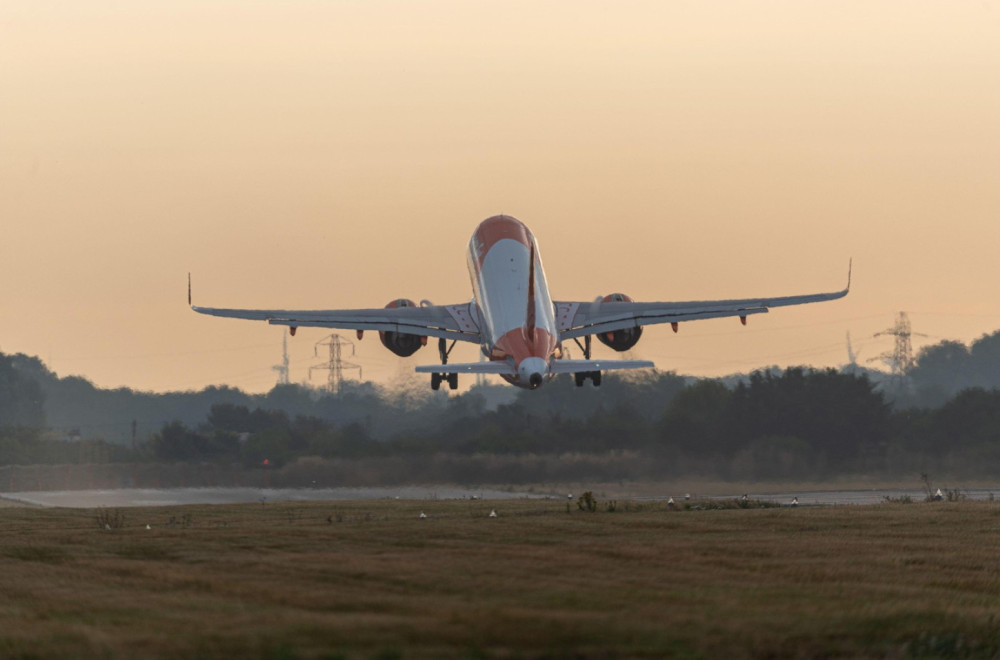 Velika drama na nebu: Avion počeo naglo da pada, pojavila se vatra na krilu