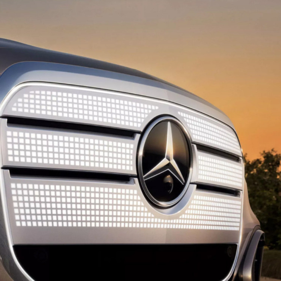 Hoće da se razlikuje od "Kineza": Mercedes ima novu retro masku koja svetli! FOTO